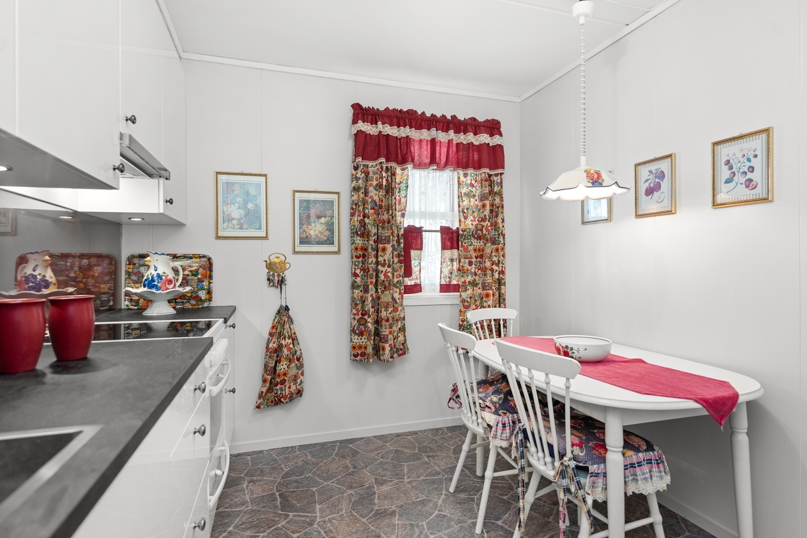 Plass til spisebord på kjøkkenet Galleribilde