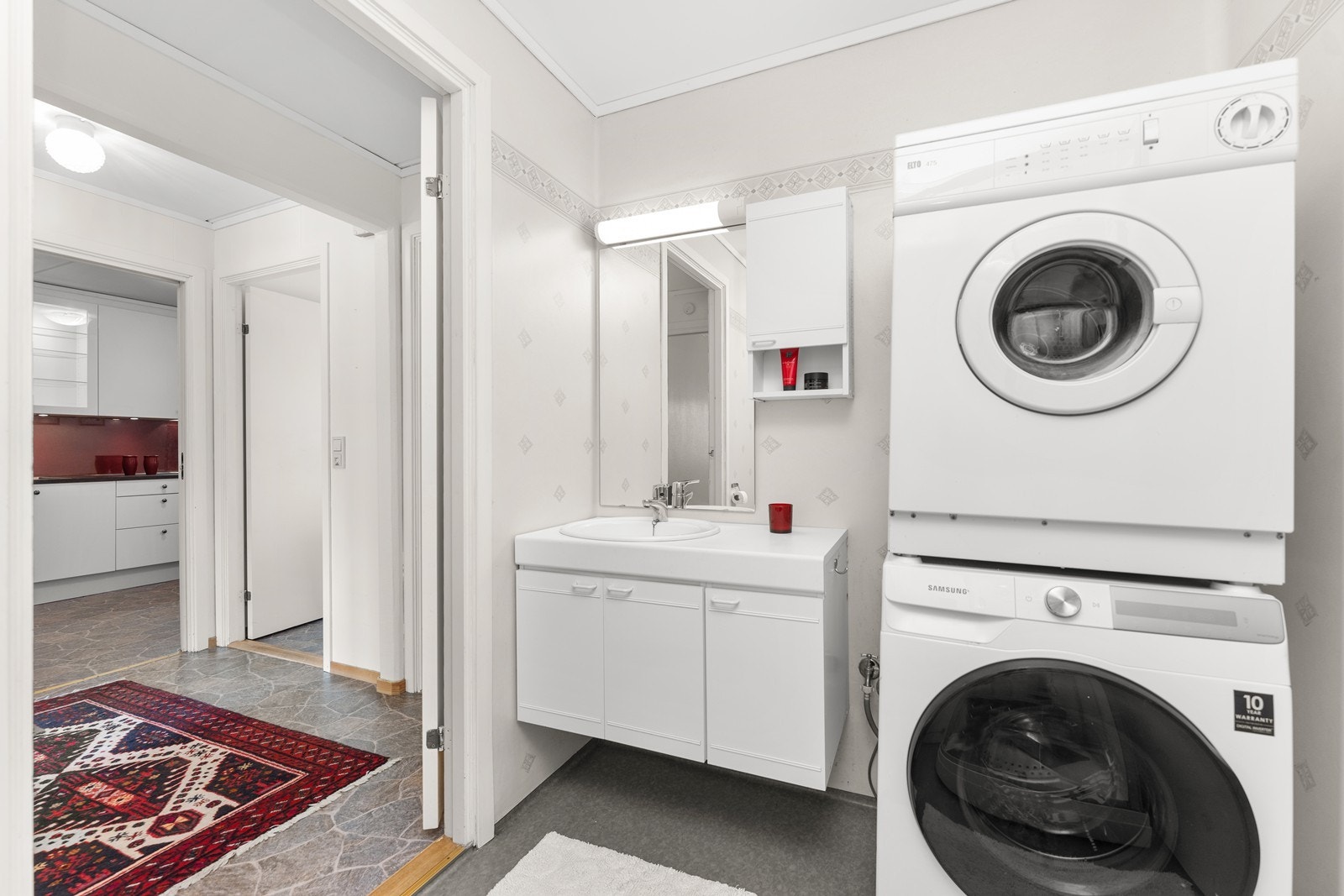 Opplegg til vaksemaskin og tørketrommel på badet Galleribilde