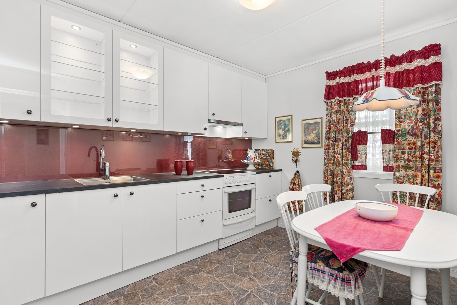 Kjøkken med grei skapplass Galleribilde