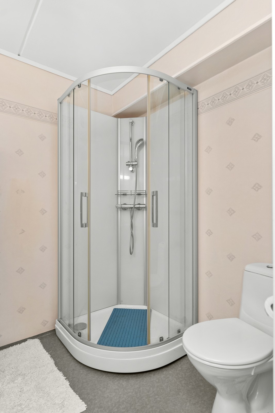 Bad med servant, wc og dusjkabinett Galleribilde