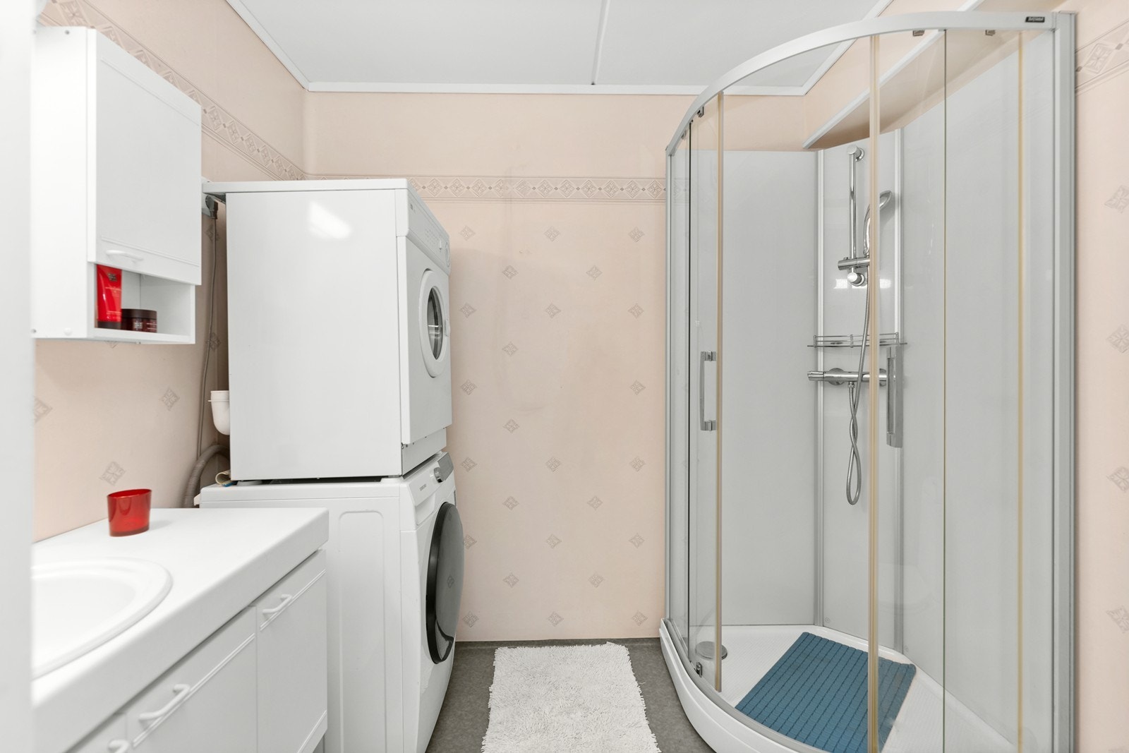 Bad med servant, wc og dusjkabinett Galleribilde