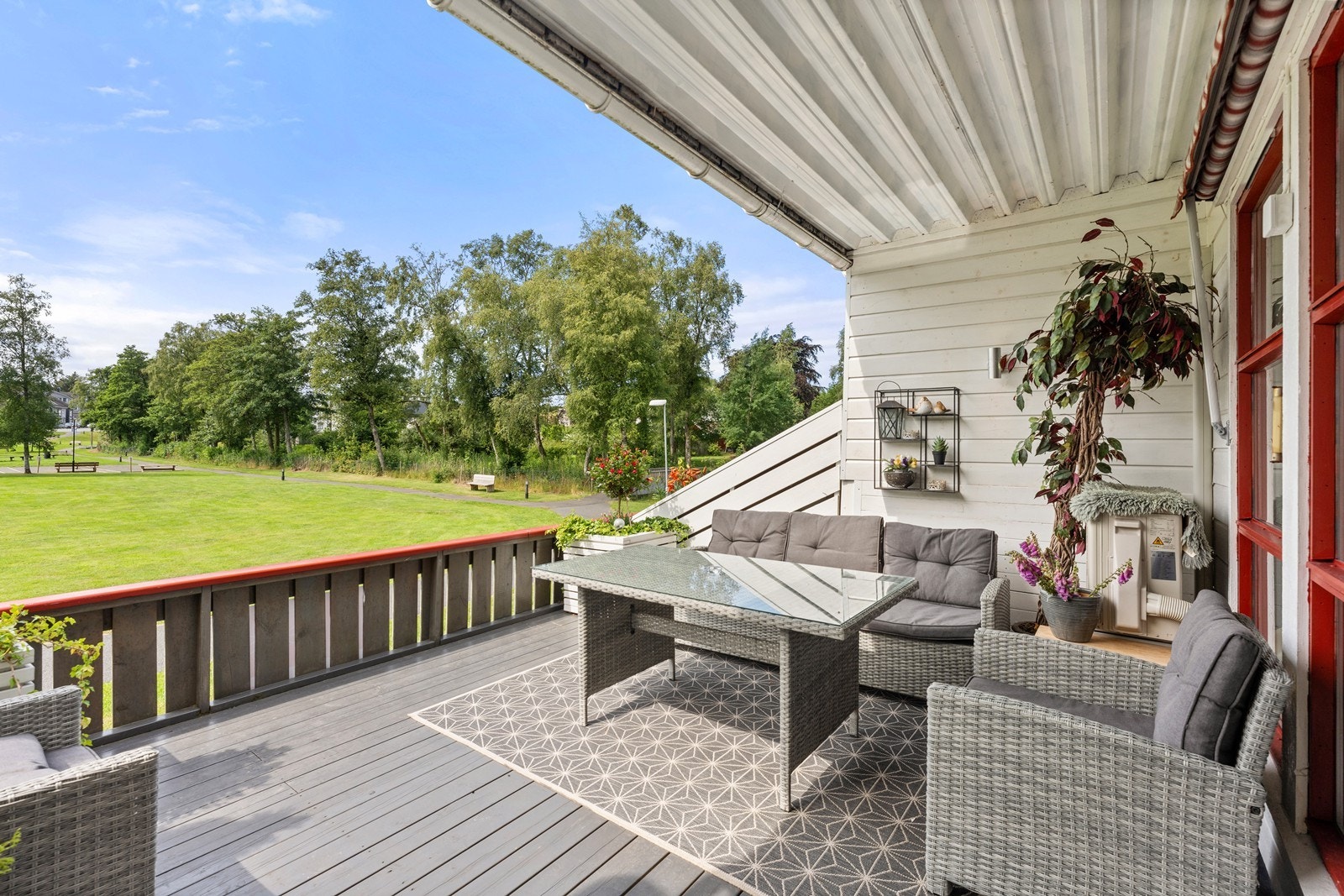 Veranda med utsikt ut over parkområde Galleribilde