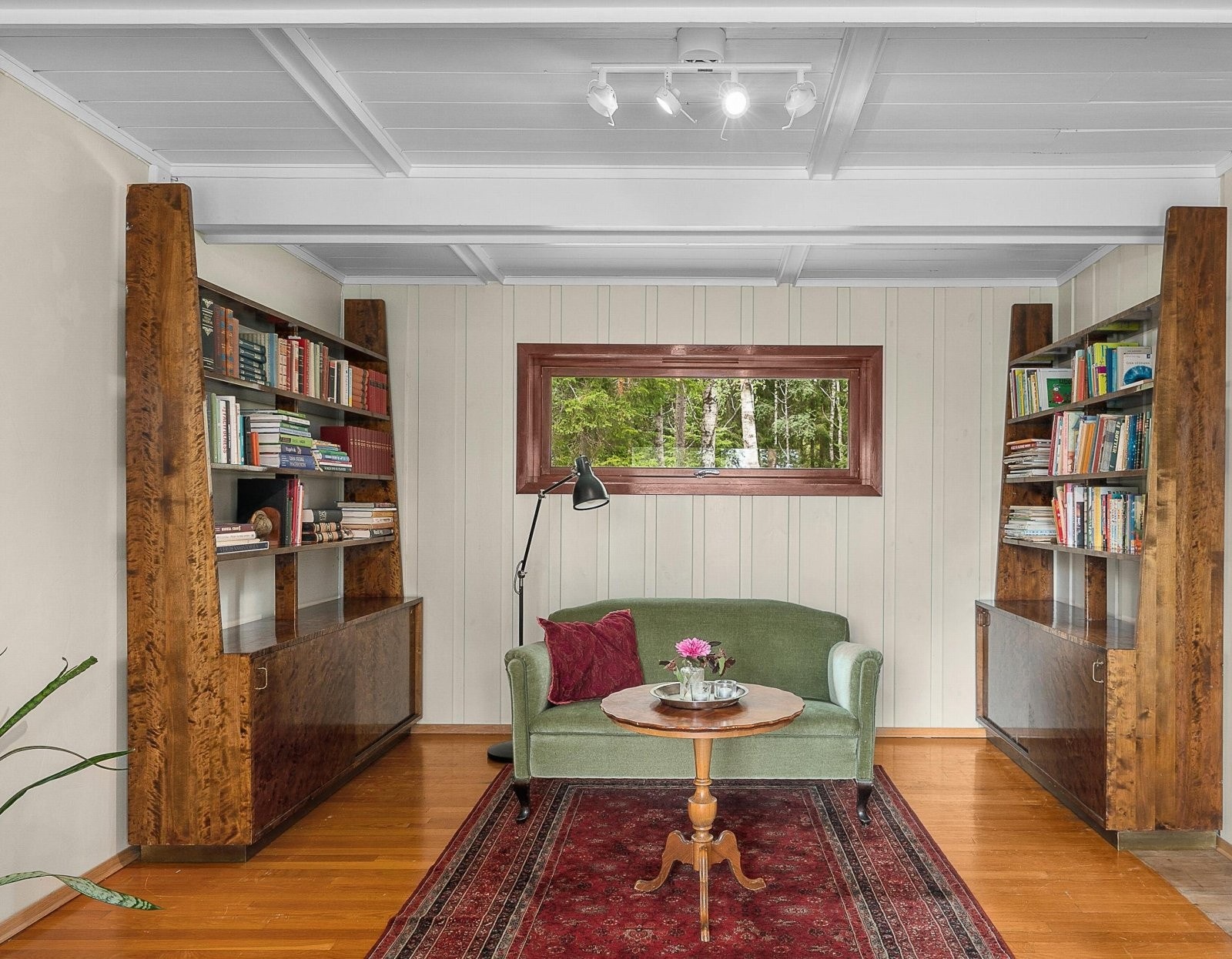 Boligen har en koselig tv-stue som ligger som et sosialt knutepunkt utenfor soverommene Galleribilde