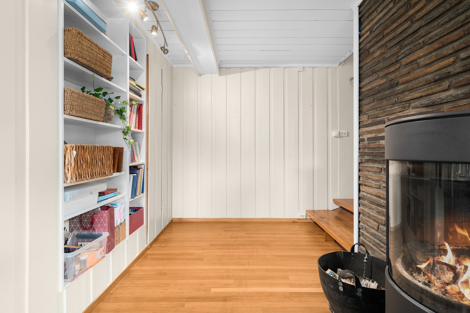 Boligen har oppvarming med luft-til-luft varmepumpe fra 2022, varmekabler på bad og vedovn i stuen. Vedovnen ble montert ny i 2022 Galleribilde