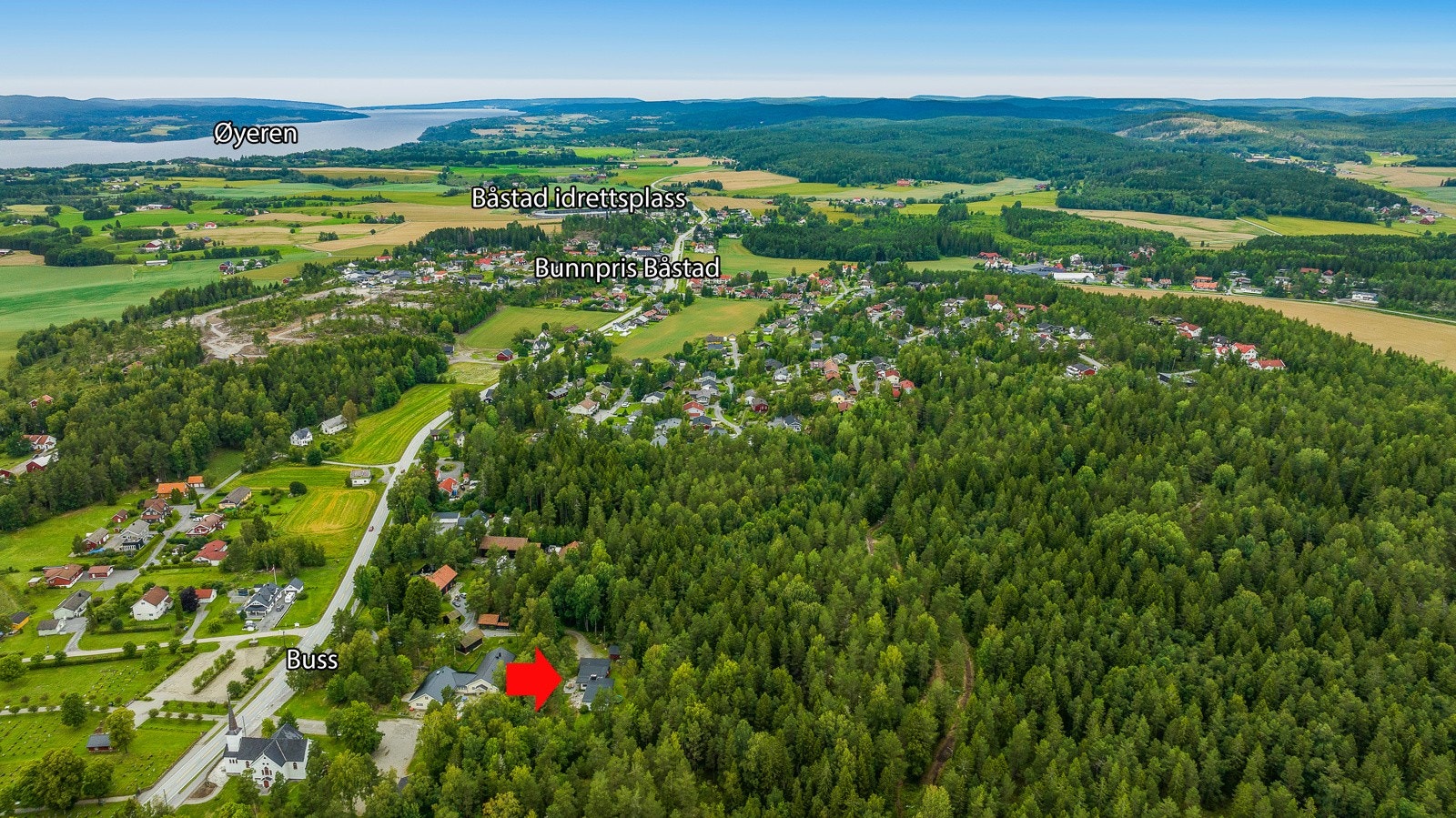 I Båstad er det barneskole, barnehage og busstilbud, samt matbutikk. I tillegg finnes det idrettsanlegg som omfatter kunstisbane, fotballbane, tennisbane og skytterbane. I området er det lysløype på ca. 3 km. Galleribilde