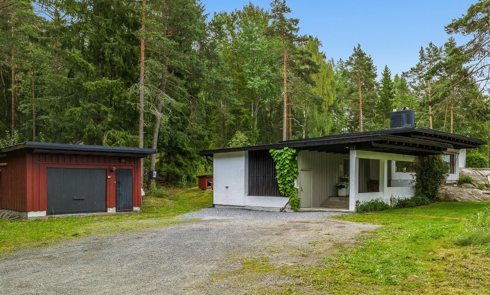 Velholdt og særegen funkisbolig med garasje, på en naturskjønn tomt med fjell i dagen. Galleribilde