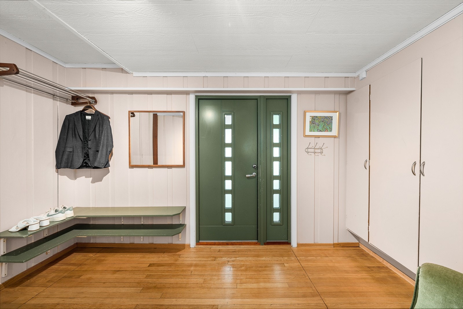 Entreen gir et godt og romslig førsteinntrykk med både innebygde skap og åpen garderobeløsning i form av hattehylle og plassbygde skohyller Galleribilde