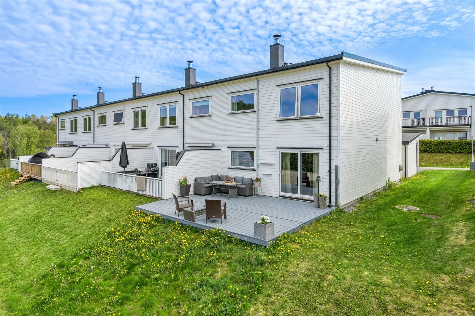 Boligen ligger i et populært nyere boligfelt med mange barnefamilier og et godt miljø for de minste å vokse opp i. Galleribilde