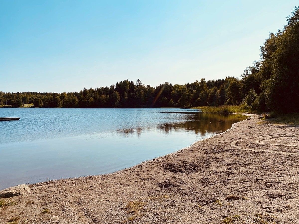 Det er flere badeplasser en kort kjøretur unna. Her vises sandstrand ved Lyseren. Galleribilde