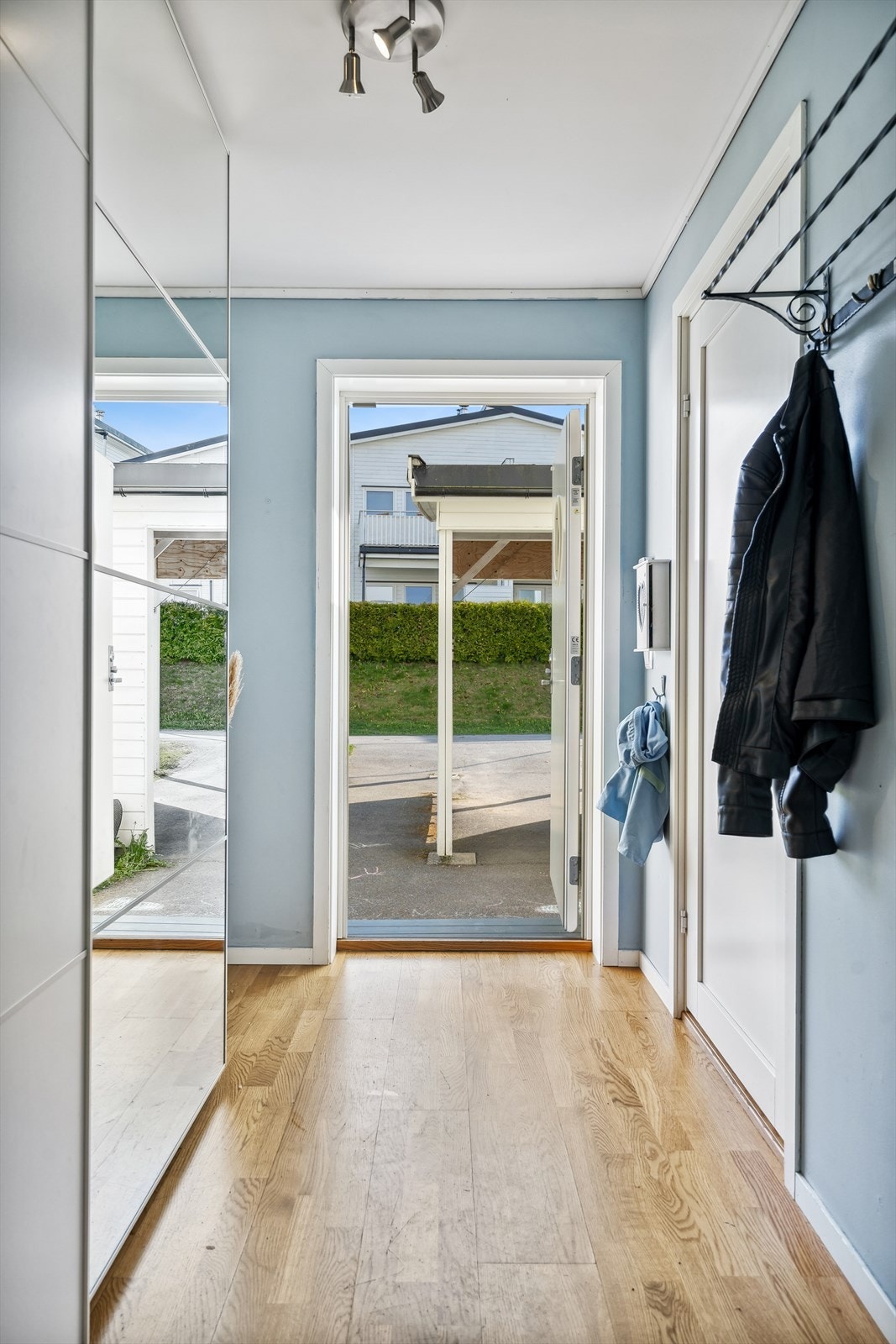 Fra entréen kommer du rett ut i eget inngangsparti med innkjørsel og carport. Galleribilde