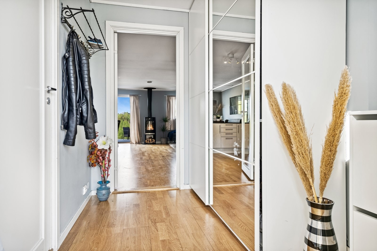 Entréen er innbydende og praktisk med skyvedørsgarderobe og bad/vaskerom rett inn til venstre. Galleribilde