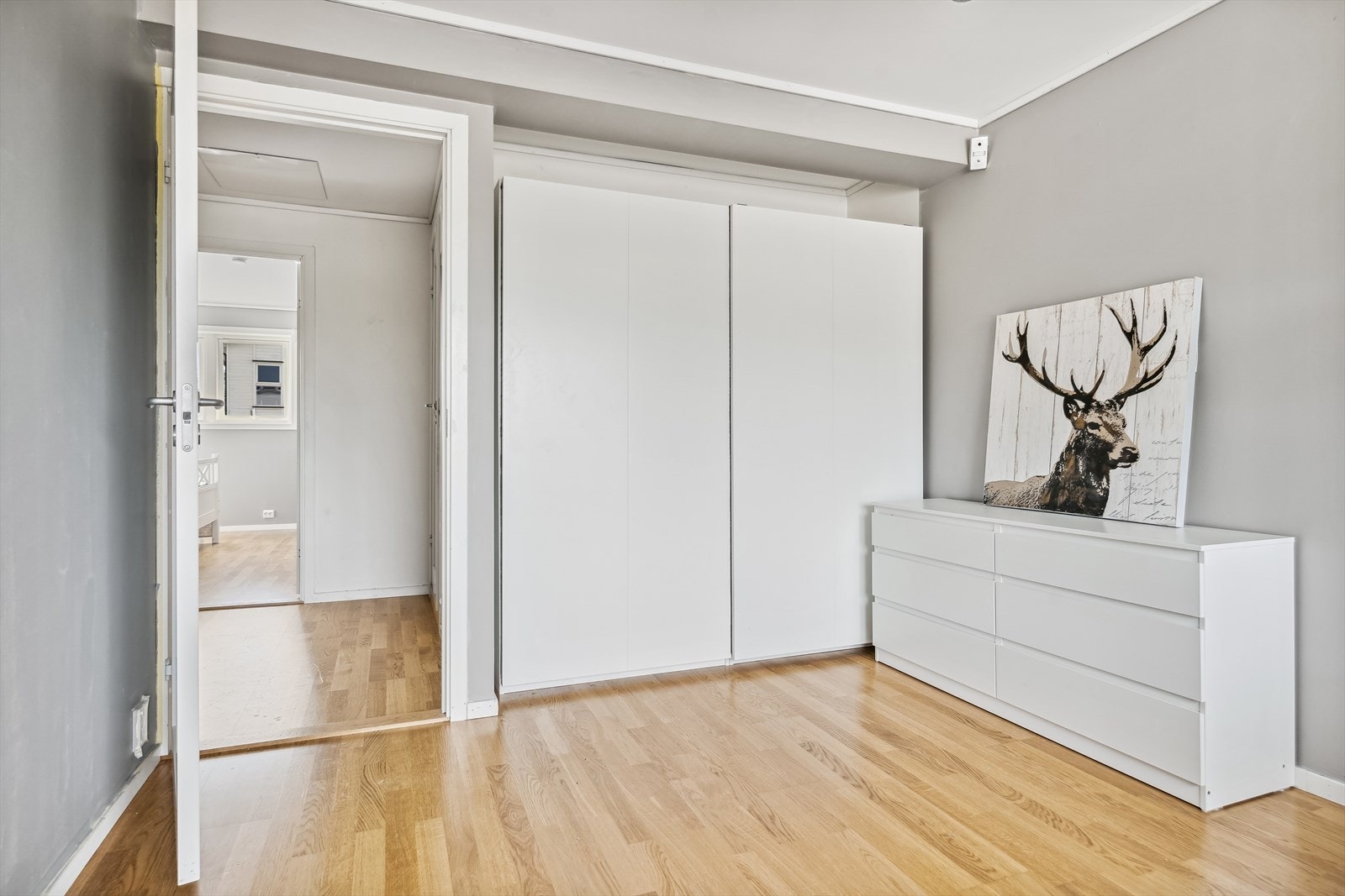 Soverommet er innredet med romslig skyvedørsgarderobe og har plass for kommode og annen oppbevaring. Galleribilde