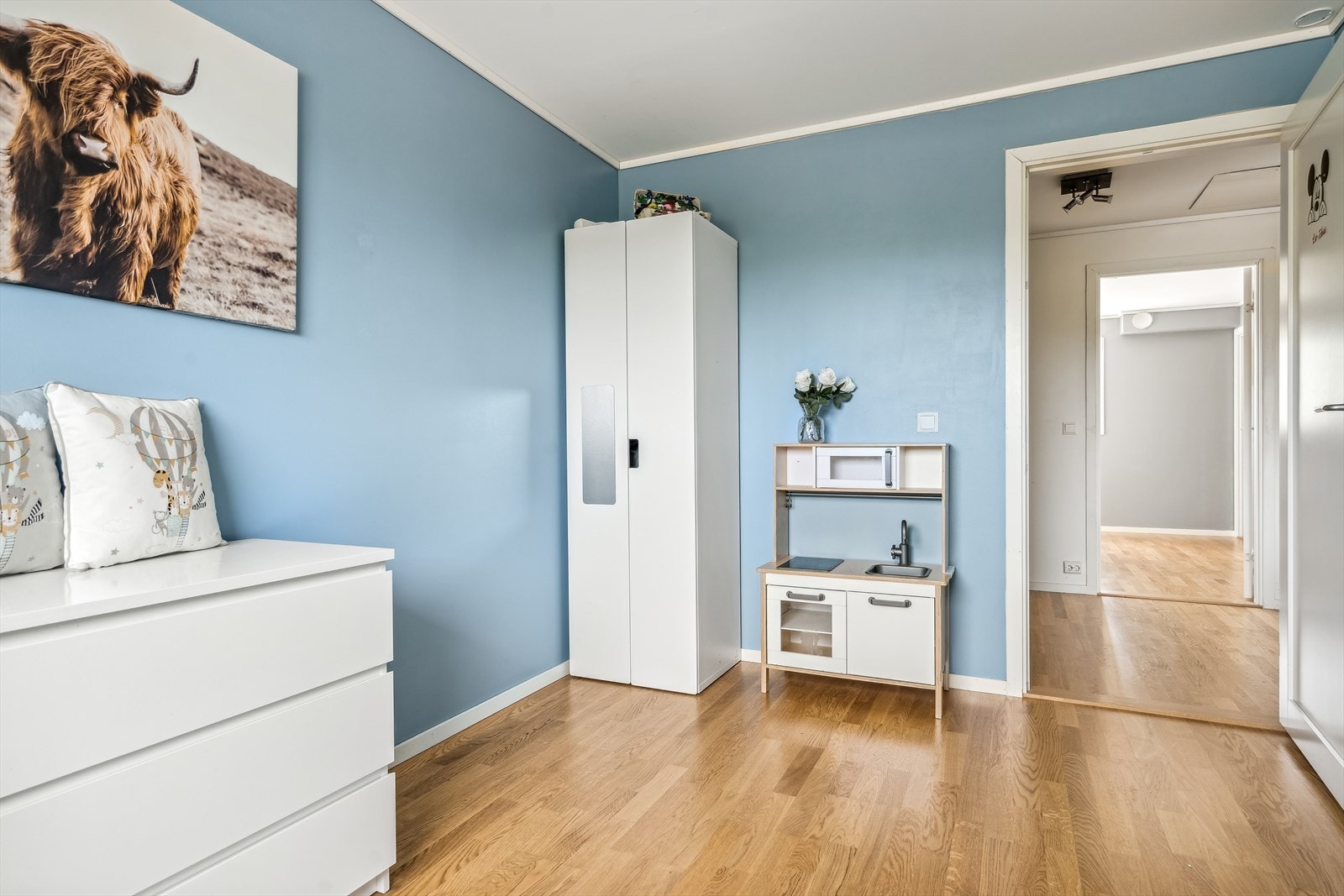 Soverommet har plass for garderobe, kommode og skrivepult hvis ønskelig. Galleribilde