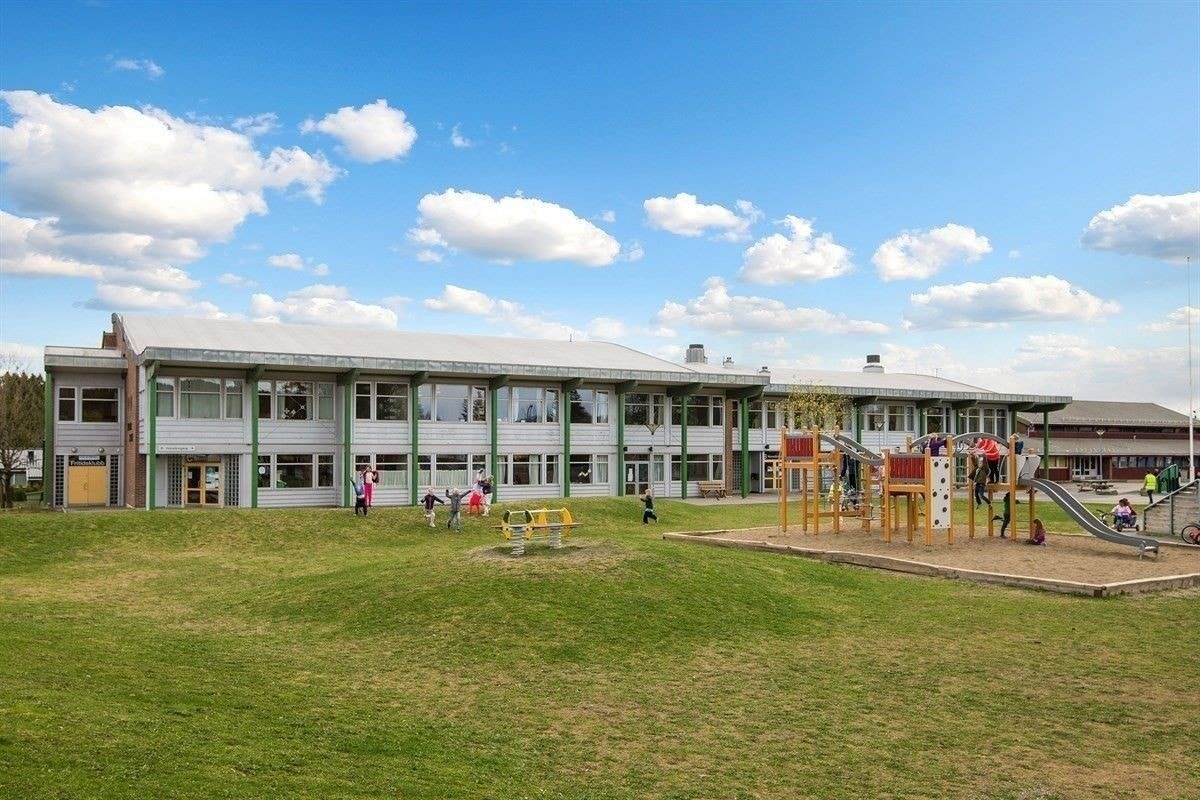 Tomter barneskole med trinn 1-7 ligger sentralt til med turområder i bakkant. Det er flere barnehager i området. Galleribilde
