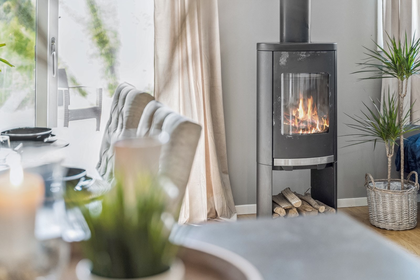 Boligen har et godt inneklima med balansert ventilasjon med varmegjenvinner. Oppvarming med vedfyring, panelovner og varmekabler på begge bad. Galleribilde