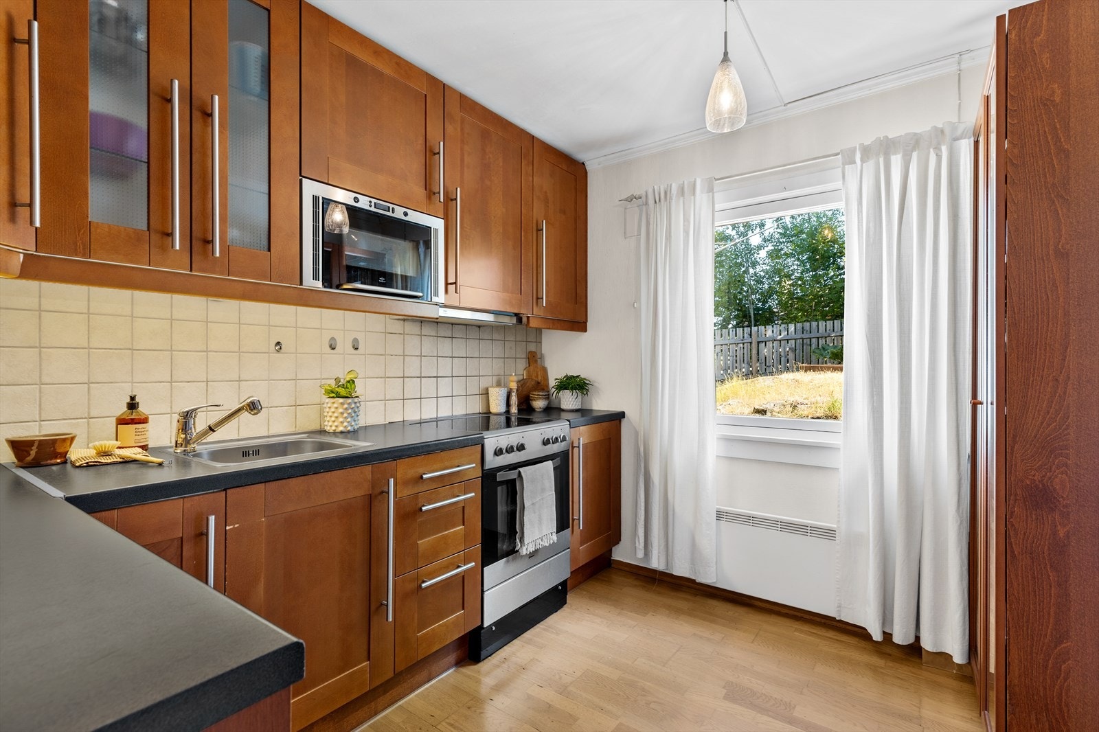 Separat kjøkken med innredning fra IKEA. Galleribilde