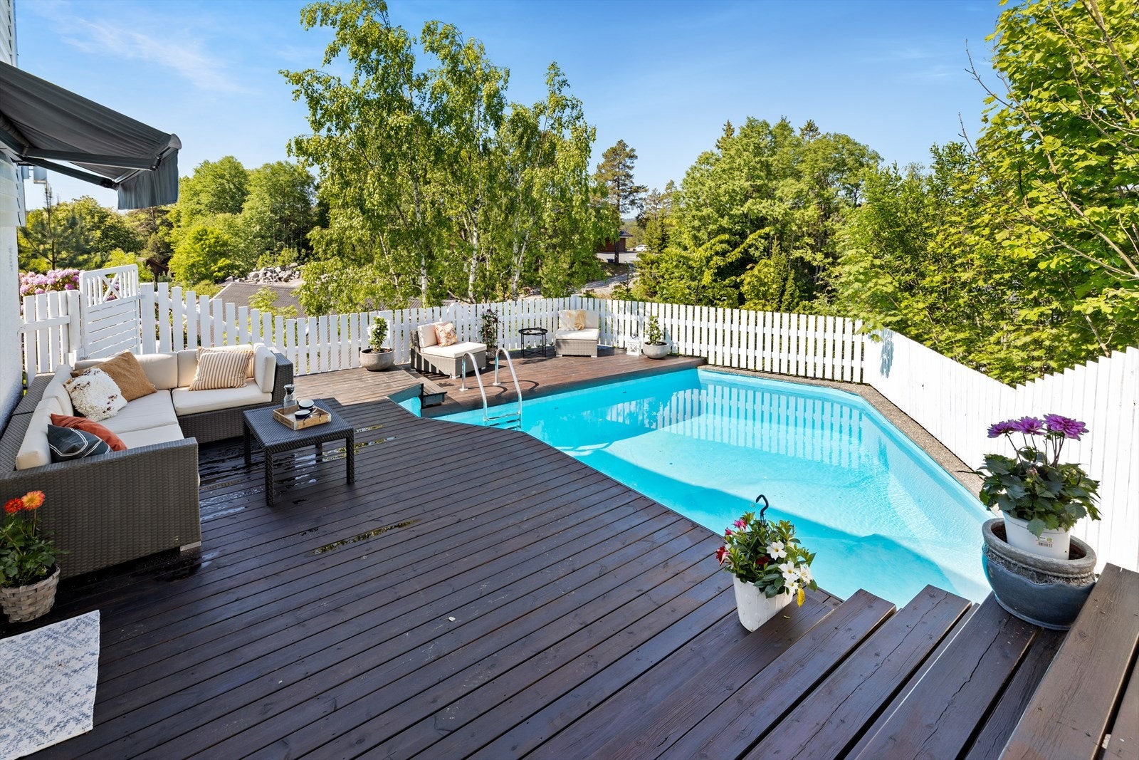 Terrassen ble malt i mai 2023. Her er det rikelig med plass til utemøblement og solsenger i flere soner. Galleribilde