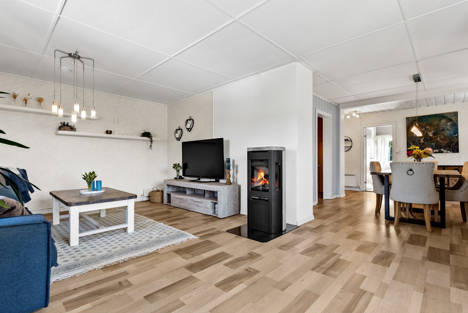 Stuen har god plass til større sofa. Dekorativ peisovn som varmer godt på kalde dager. Galleribilde