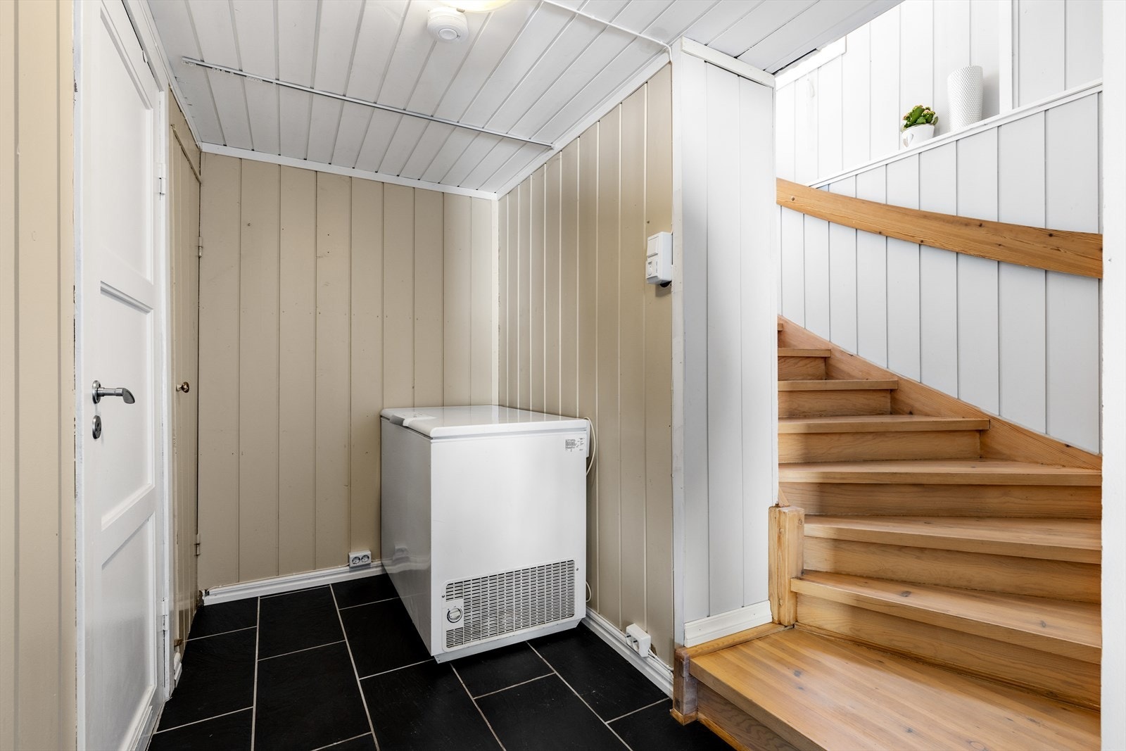 Trapperom i underetasje med god plass til oppbevaring. Galleribilde