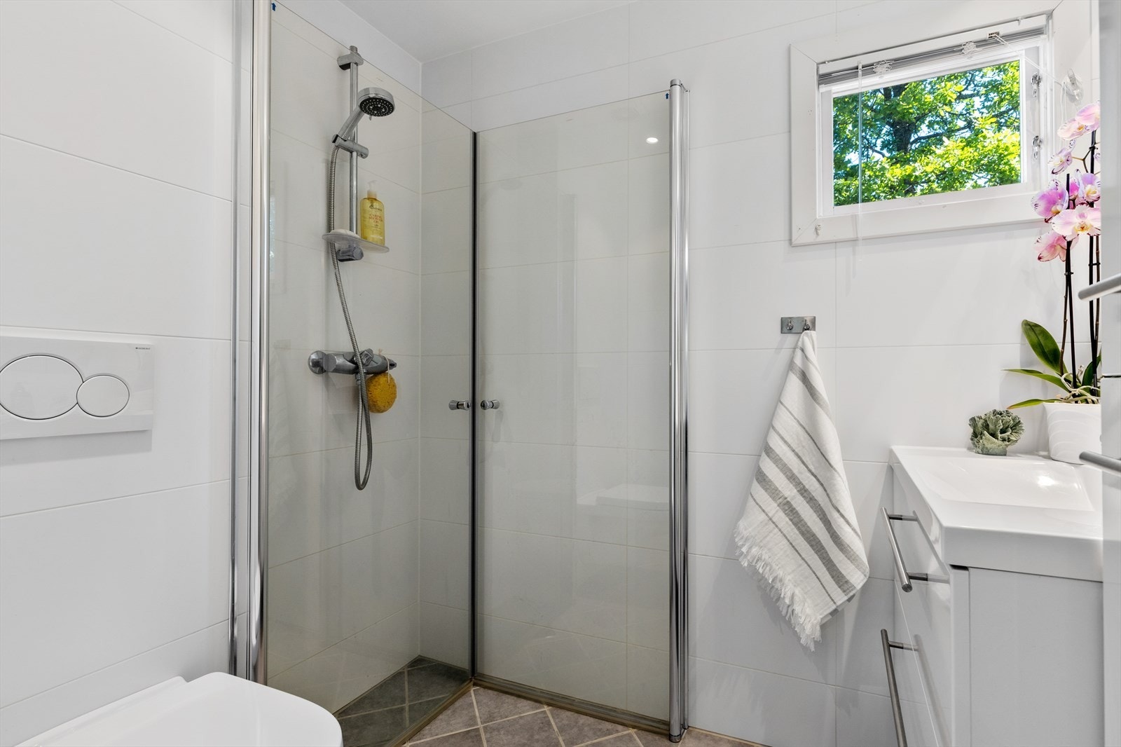 Delikat flislagt bad oppgradert i 2019 med elektriske varmekabler på gulv. Galleribilde