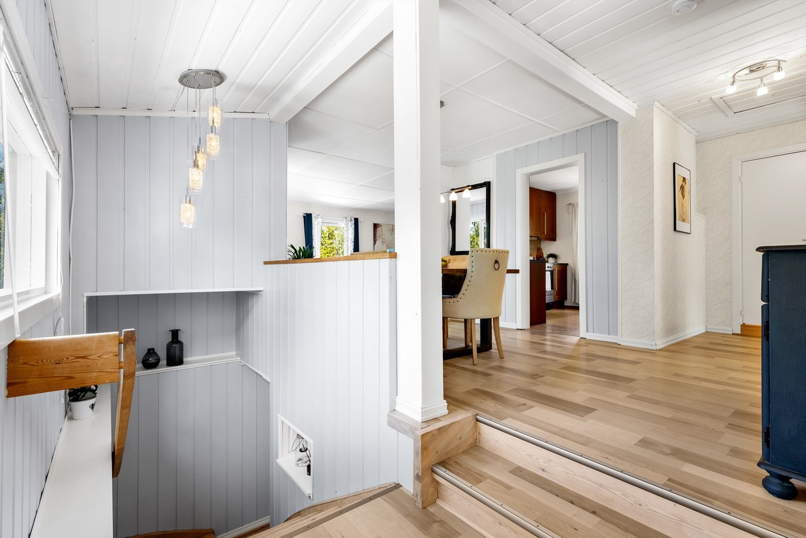 Fra stuen går det en trapp ned til underetasjen. Galleribilde