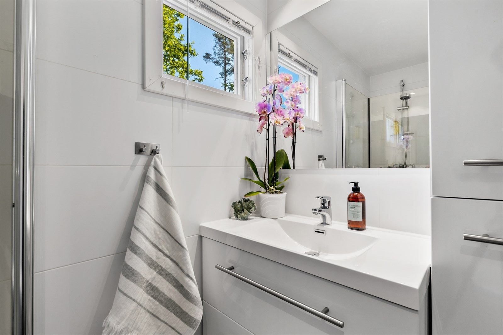 Rommet er innredet med toalett, servant med skuffeinnredning, høyskap og dusj med innfellbare dører. Galleribilde