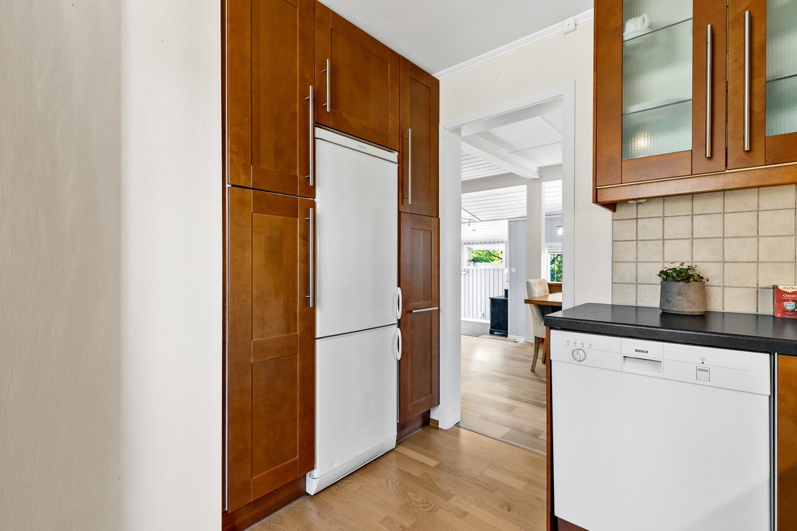 Plass for frittstående hvitevarer som oppvaskmaskin, komfyr og kjøl-/fryseskap. Galleribilde