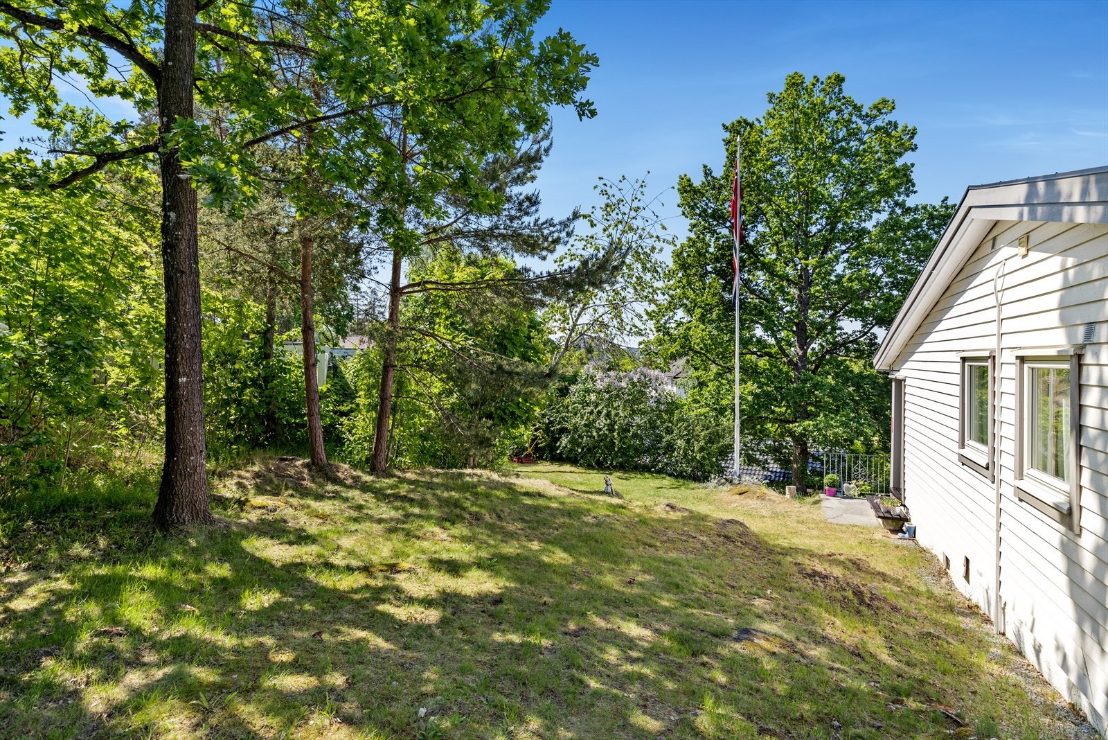 Fine grøntarealer på tomten. Galleribilde