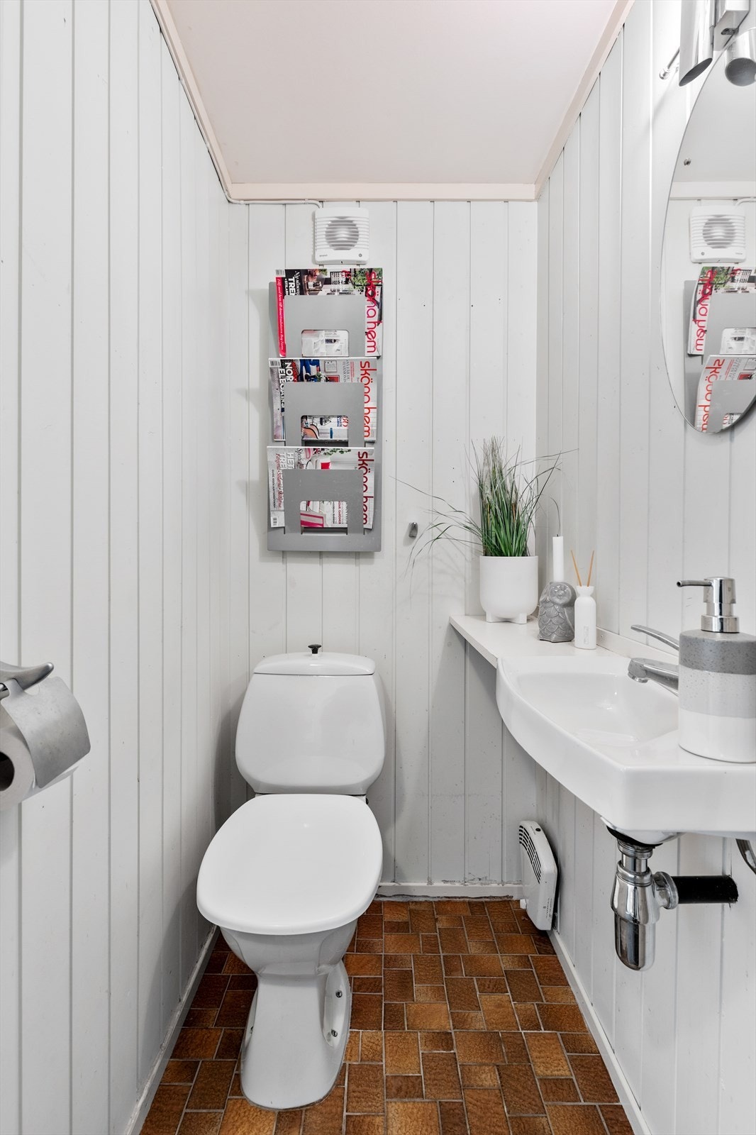 Wc-rom med flislagt gulv i underetasje. Galleribilde