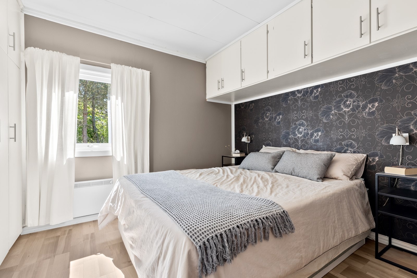 Hovedsoverommet er av god størrelse med plass til dobbeltseng og nattbord. Galleribilde