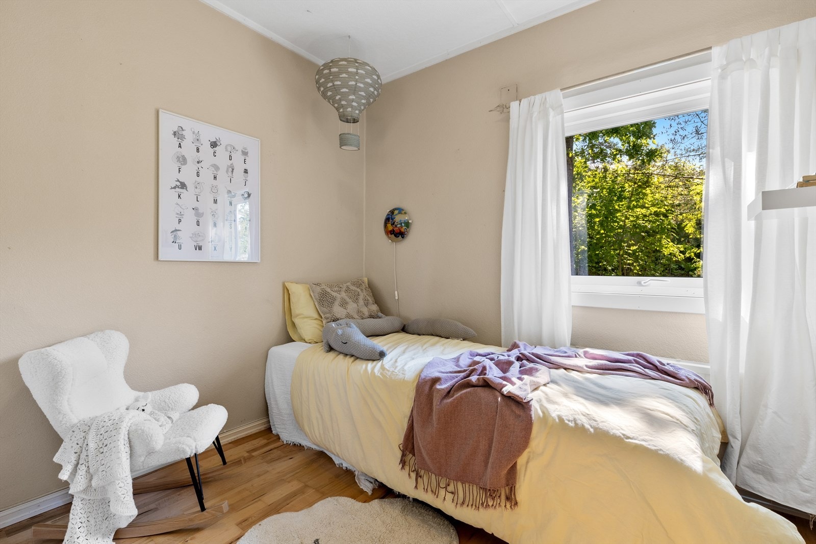 Det andre soverommet i 1. etasje passer bra som barnerom, gjesterom, kontor eller lignende. Galleribilde