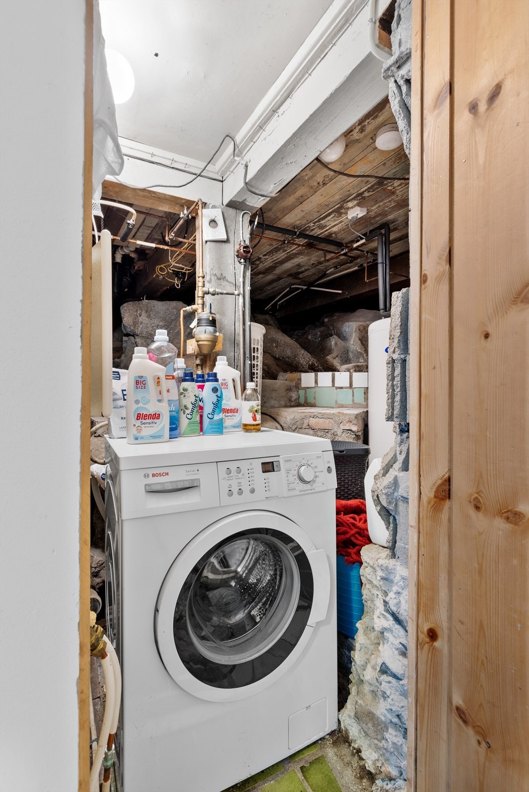 En av bodene med plass til vaskemaskin/tørketromler. Galleribilde