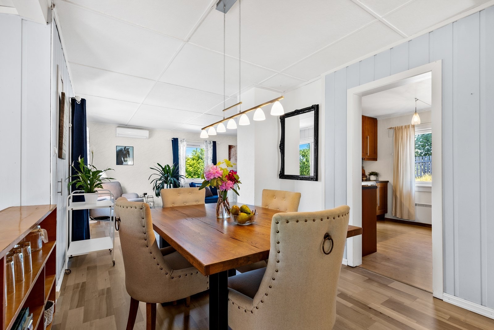 Videre kommer du til spisestue med åpen løsning til stue, og adkomst til kjøkken. Galleribilde