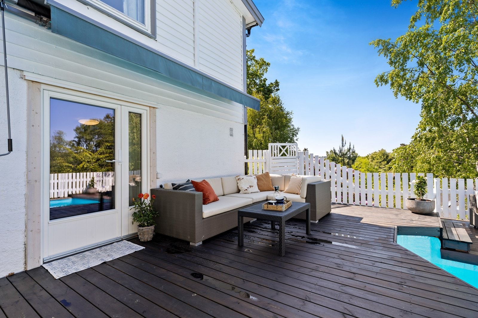 Over uteplassen er det installert markiser. Galleribilde