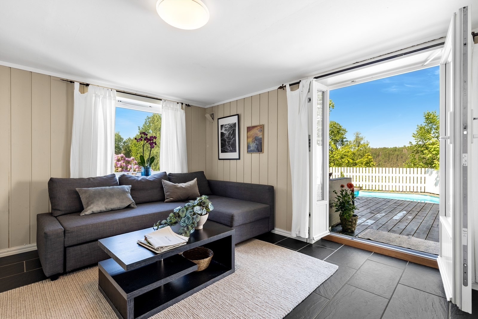 Fra stue i underetasjen fører en balkongdør ut til en nordvest-vendt terrasse på 45 m² med svømmebasseng. Galleribilde