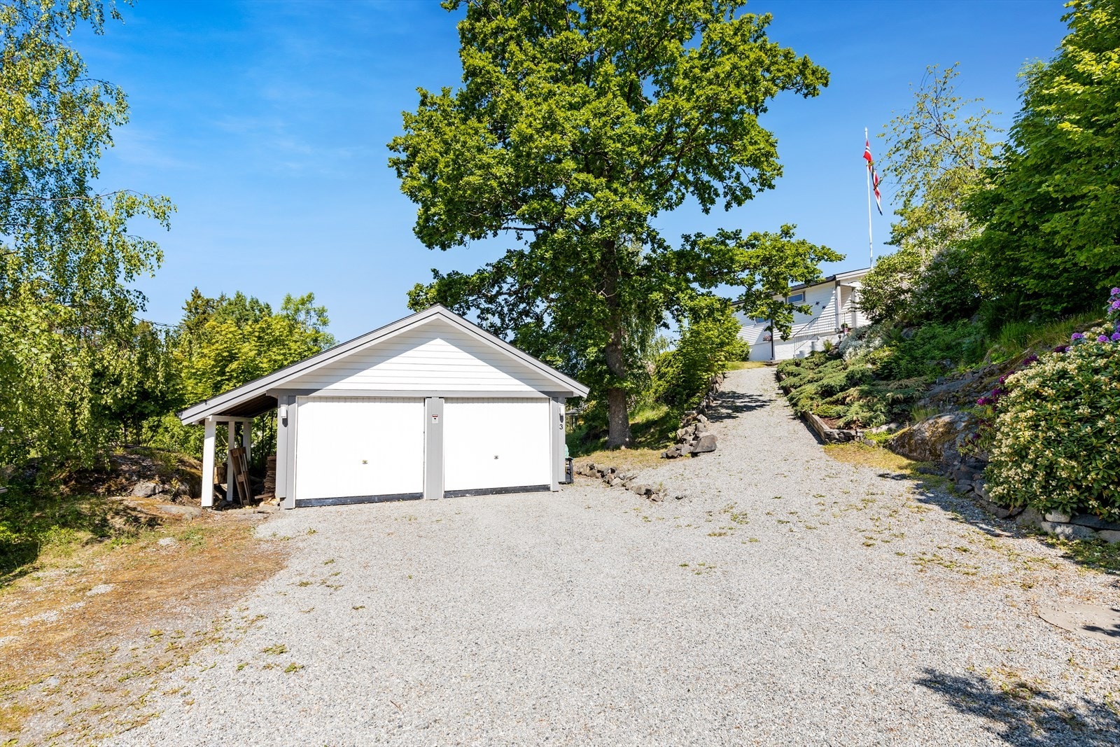 Det er gode parkeringsmuligheter på tomten. Galleribilde