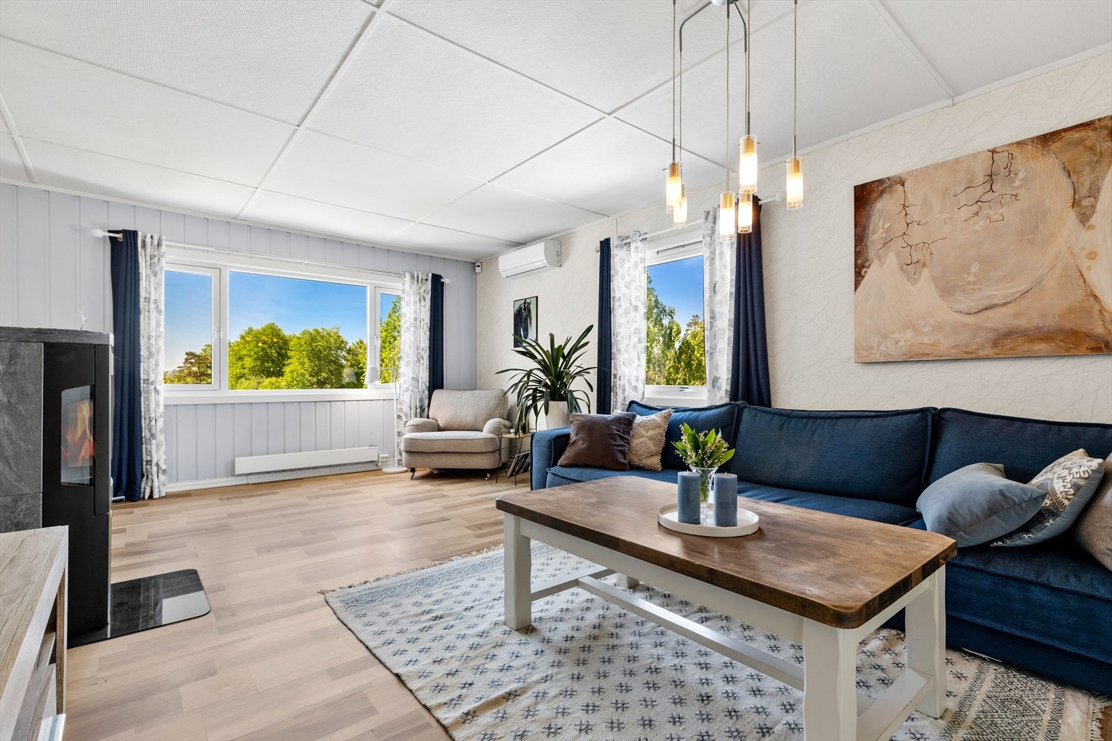 Romslig stue med store vindusflater og rikelig med lys. Galleribilde