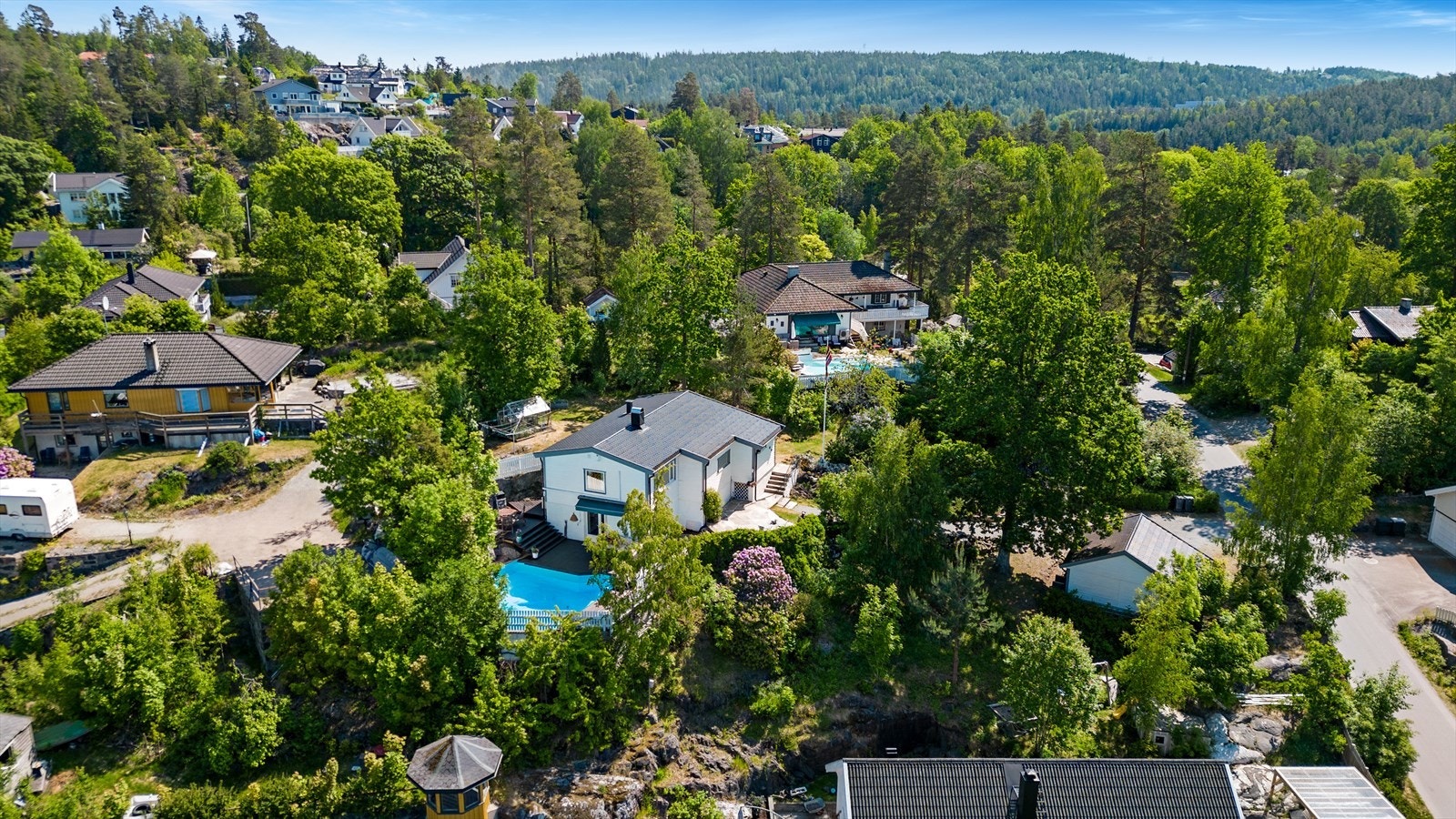 Eiendommen ligger på et høydedrag på populære Sjøskogen som er et veletablert og hyggelig boligområde på Vinterbro. Galleribilde