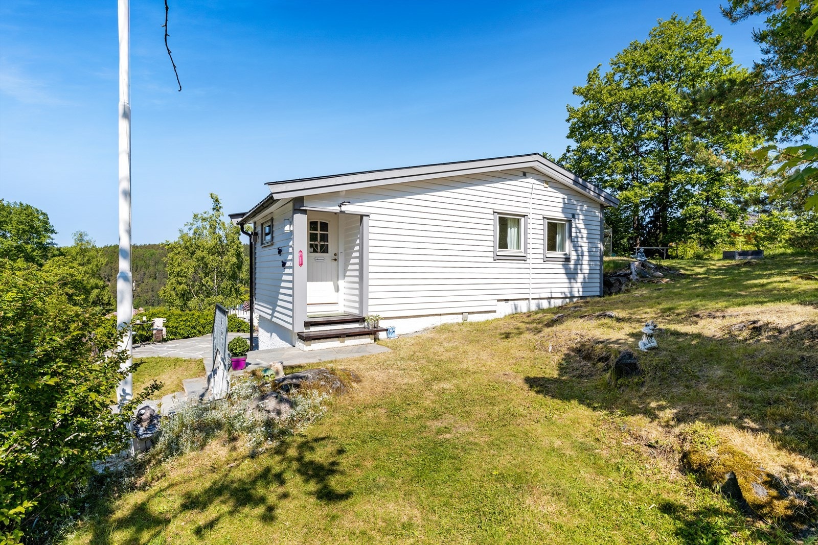 Enebolig er oppført over to plan og har både basseng og fantastisk utsikt! Galleribilde