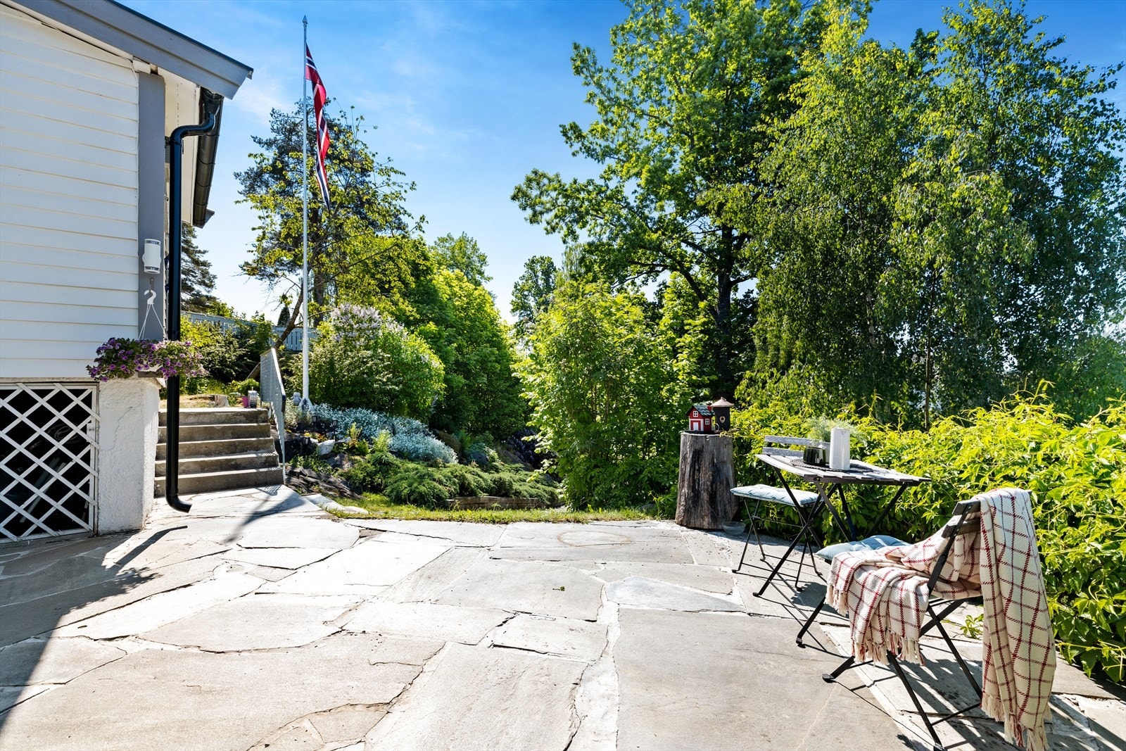 Uteområde med god plass sittegruppe. Galleribilde