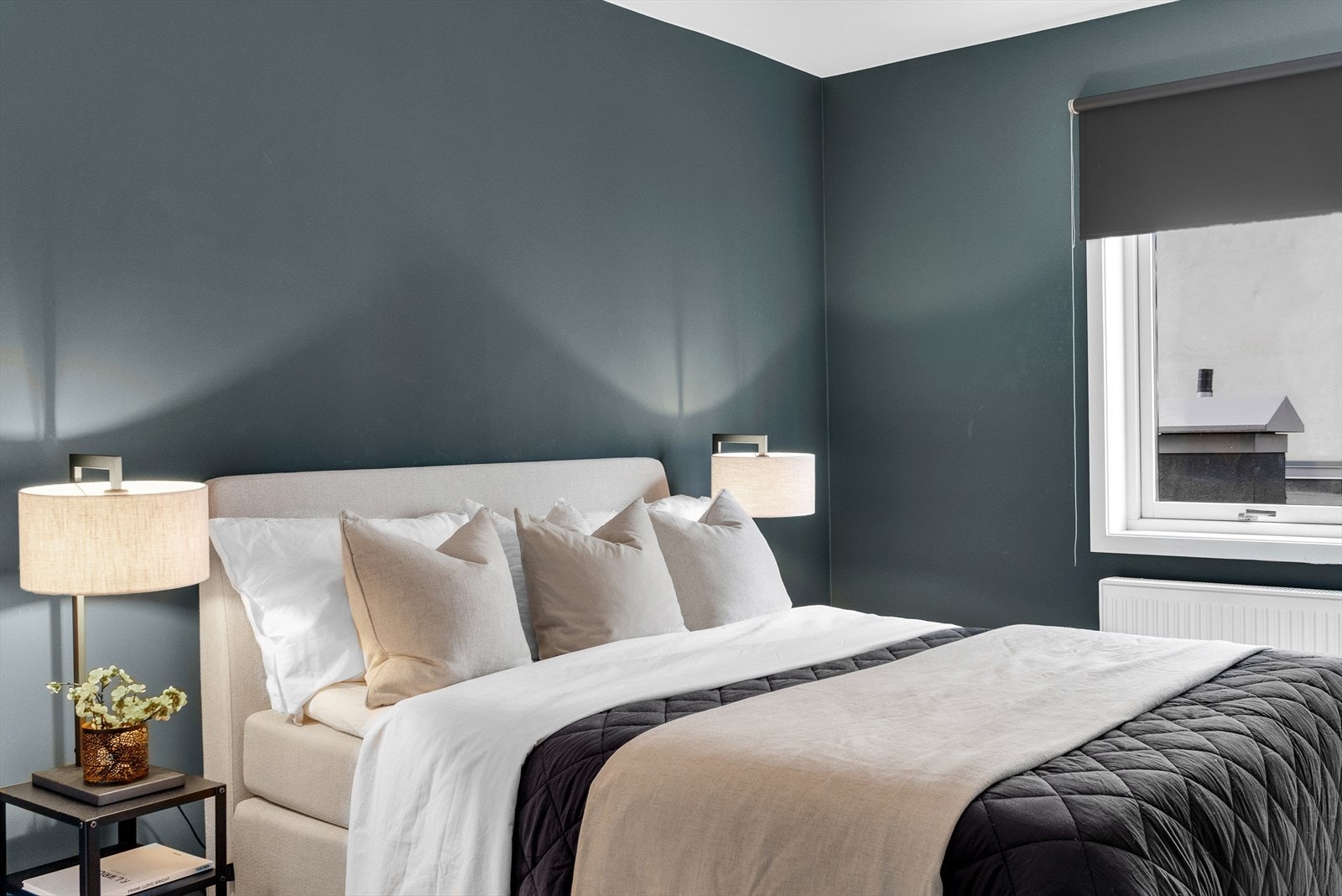 Stor soverom på ca. 15m² vendt mot bakgård. Galleribilde