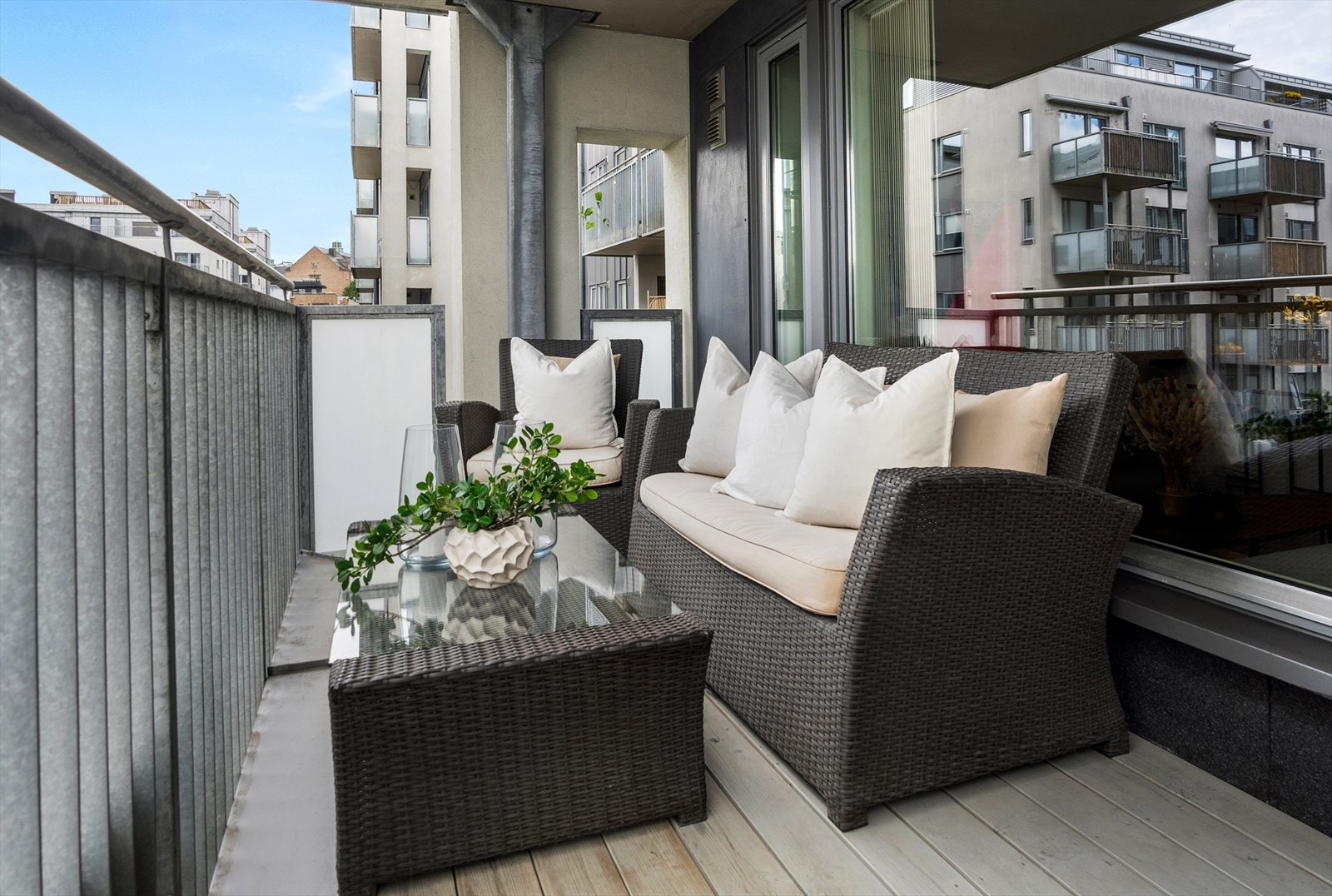 Overbygget vestvendt balkong på 7,5 m² med god plass til utemøbler. Galleribilde