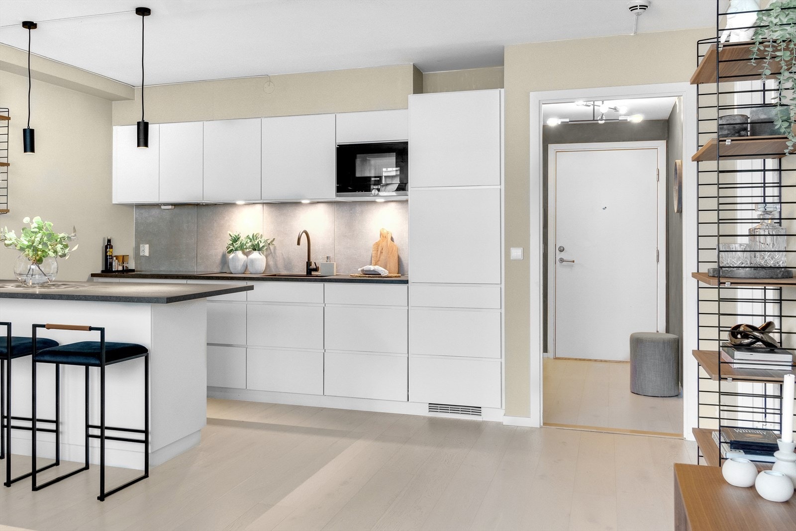 Kjøkkenet har integrerte hvitevarer fra AEG og Siemens samt laminat benkeplate. Kombi kjøle- og fryseskap, mikro, oppvaskmaskin, induksjonstopp og stekeovn. Galleribilde