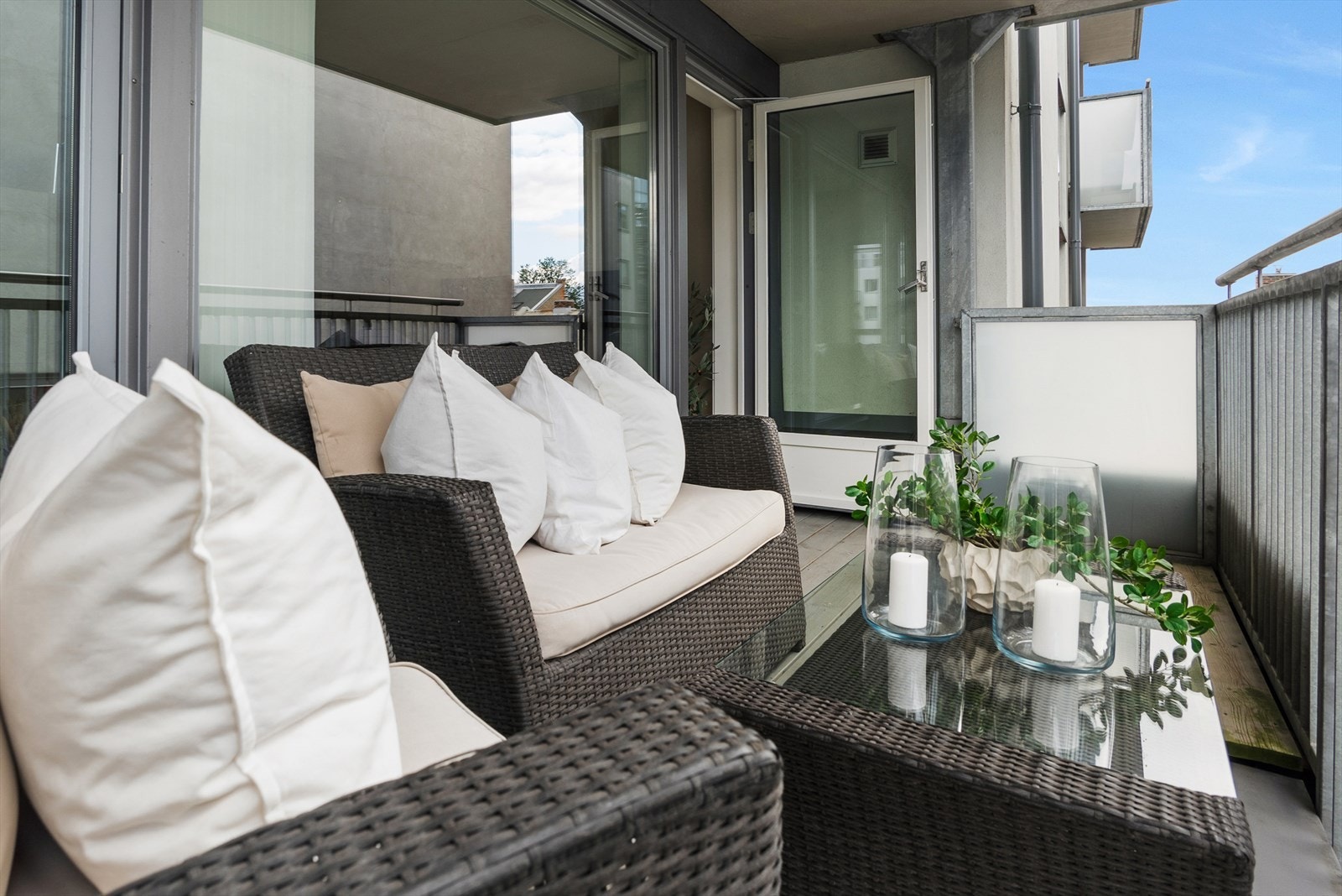 Balkongen har ettermiddag- og kveldssol tidvis blokkert av nabobygget. Sol på felles takterrasse hele dagen. Galleribilde