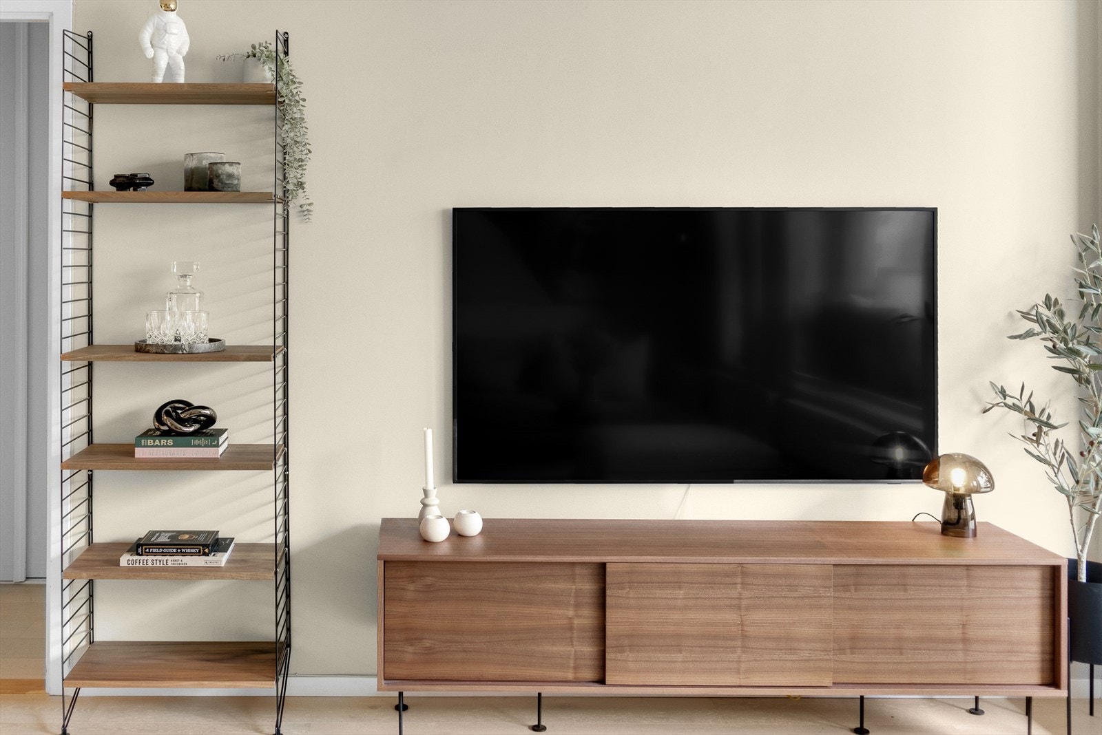 God plass til kommode/TV-møbel. De fleste møblene kan medfølge etter nærmere avtale. Galleribilde