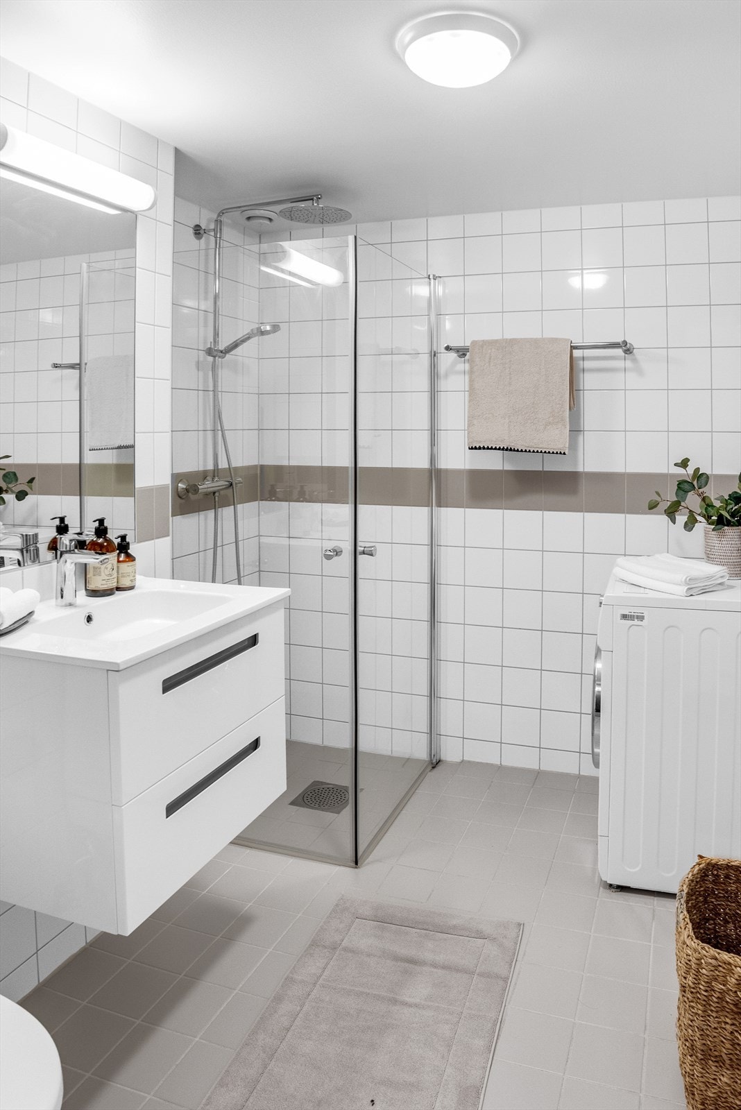 Flislagt baderom fra 2009 med ny innredning i 2018 og 2022. Mekanisk avtrekk og varmekabler i gulv. Galleribilde