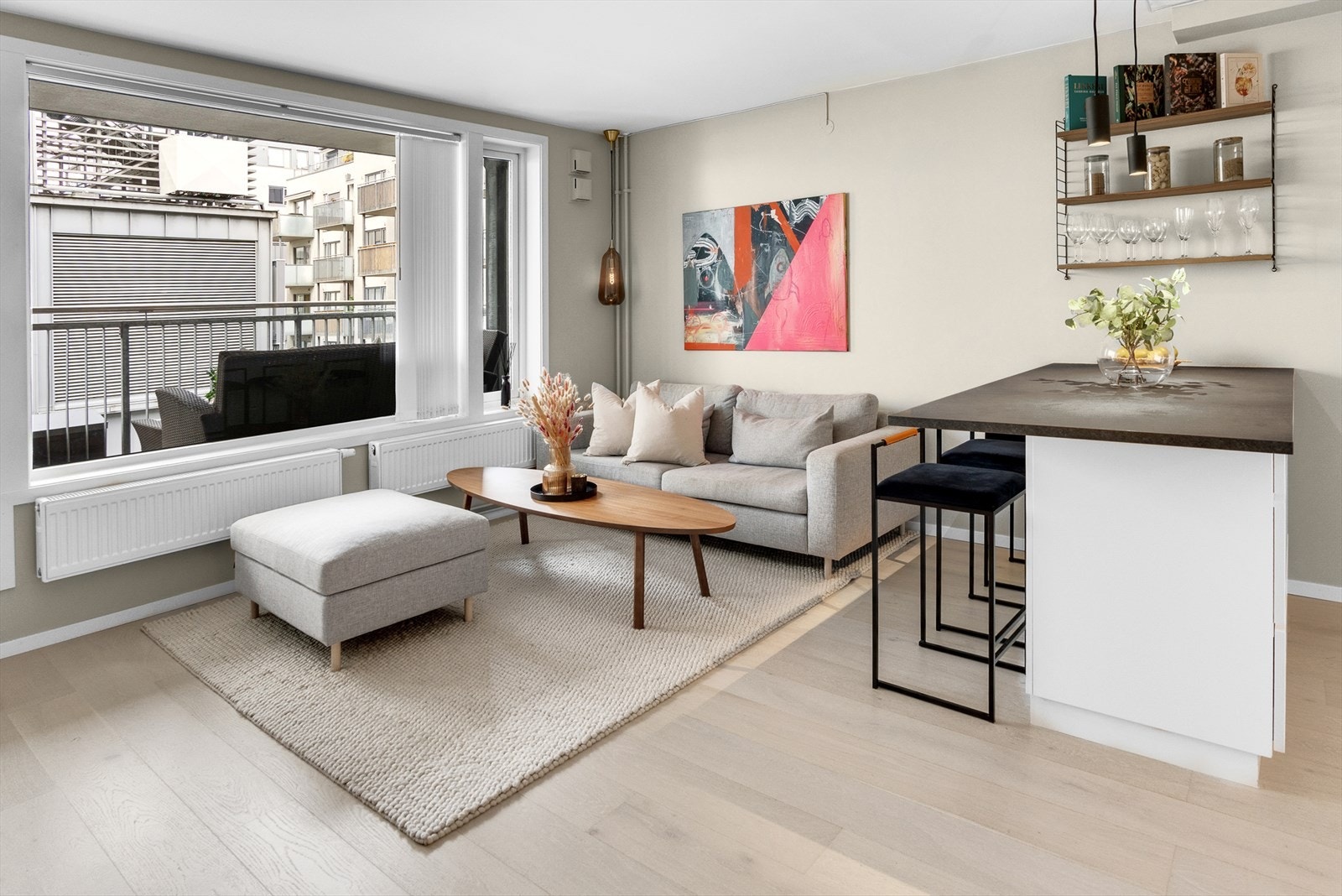 Lys stue med hvitpigmentert enstavs eikeparkett (2018) og glatte pene overflater (2022). Galleribilde