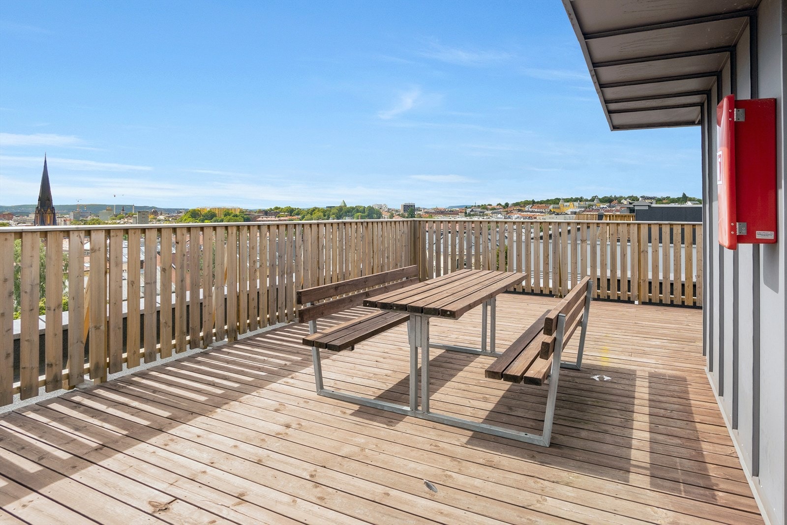 Adgang til felles takterrasse på toppen av bygget med sittegruppe og sol hele dagen. Galleribilde