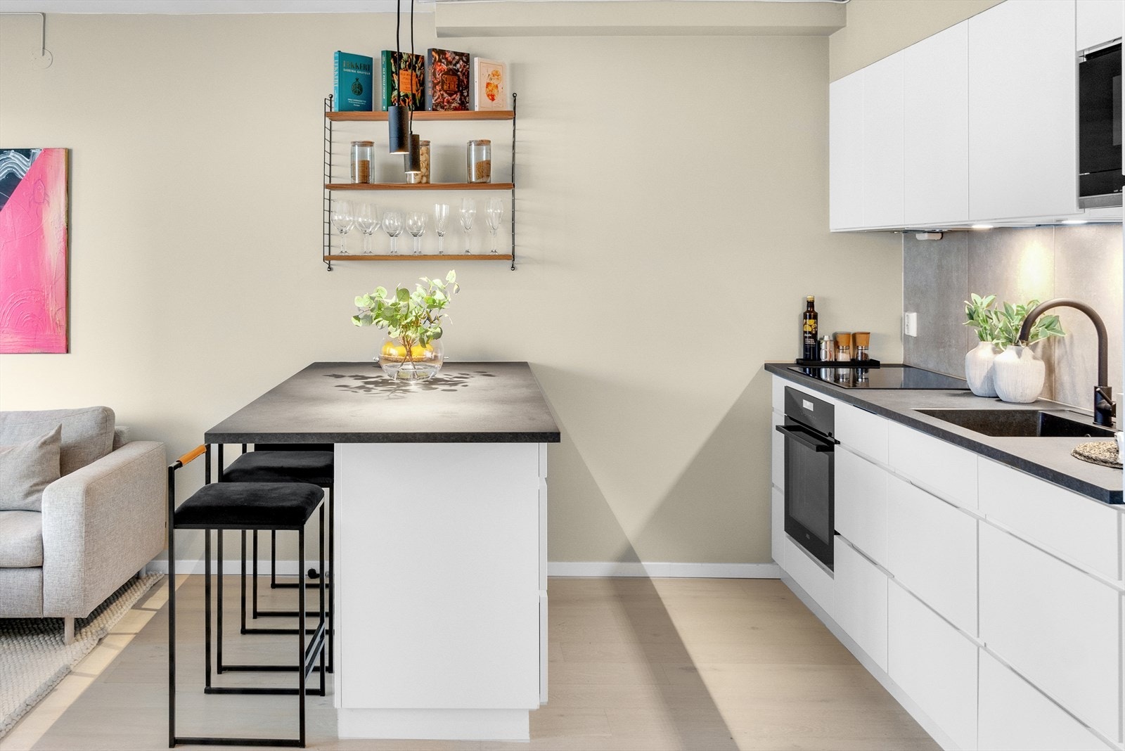 Stilrent og moderne Kvik-kjøkken fra 2022 med barløsning mot stuen. Vinskap fra Temptech i kjøkkenøyen. Galleribilde