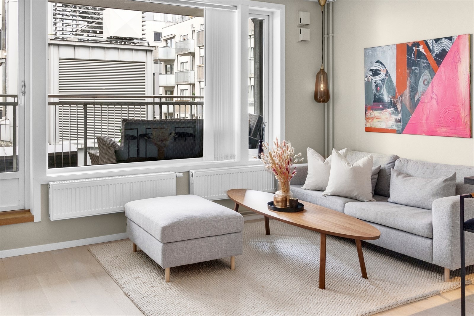 Stuen har god plass til sittegruppe. Galleribilde